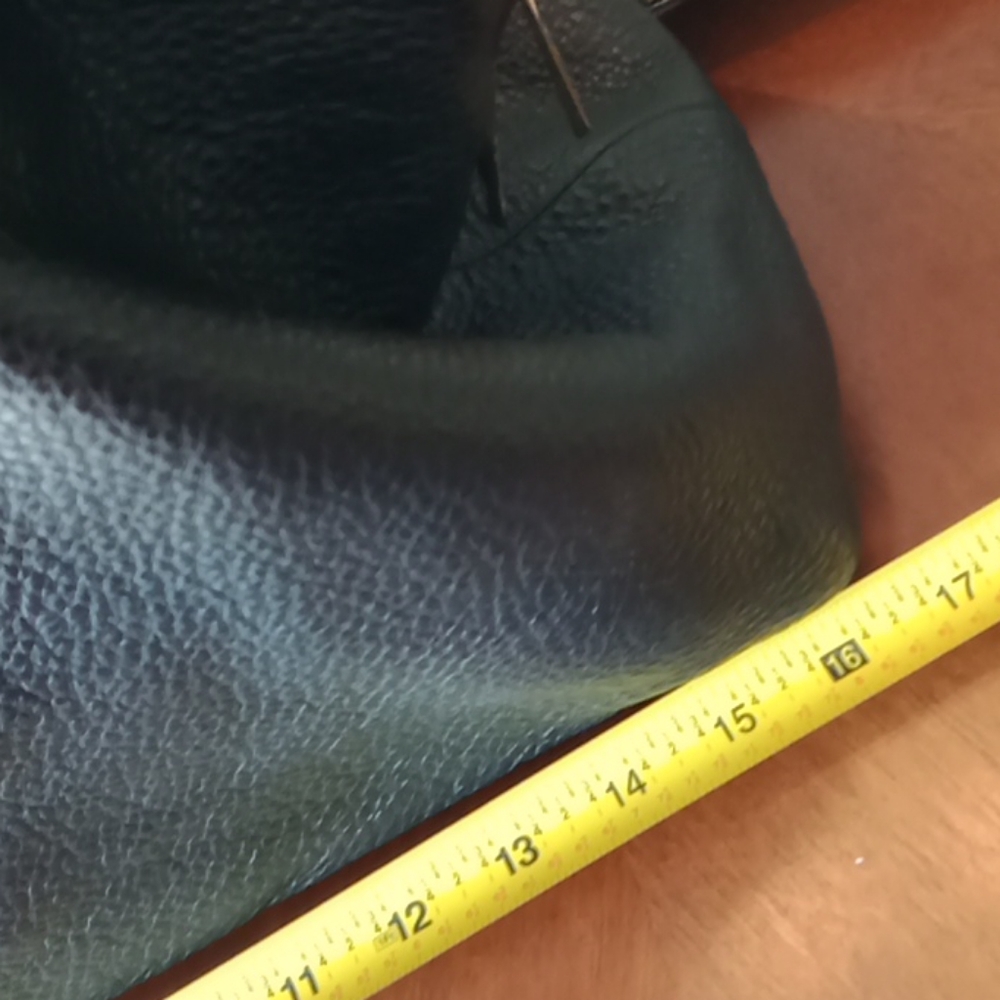 Michael kors duffle bag - Picture 10 of 13